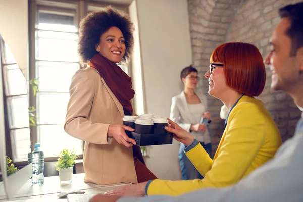 Lachende Afro Amerikaanse Vrouw Serveren Koffie Kantoor — Stockfoto