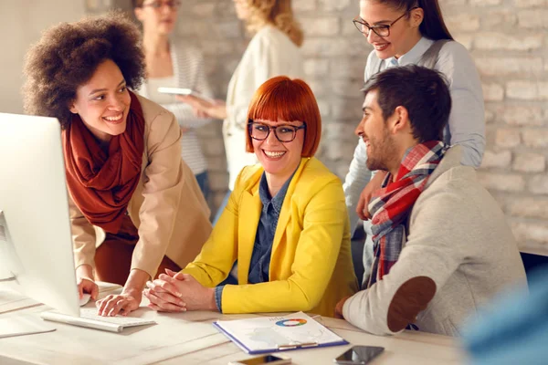 Grupo Trabajo Jóvenes Lugar Trabajo Que Trabajan Ordenador Hablan — Foto de Stock