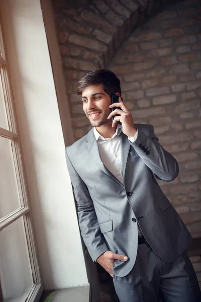 Sorridente Líder Confiante Empresária Escritório — Fotografia de Stock