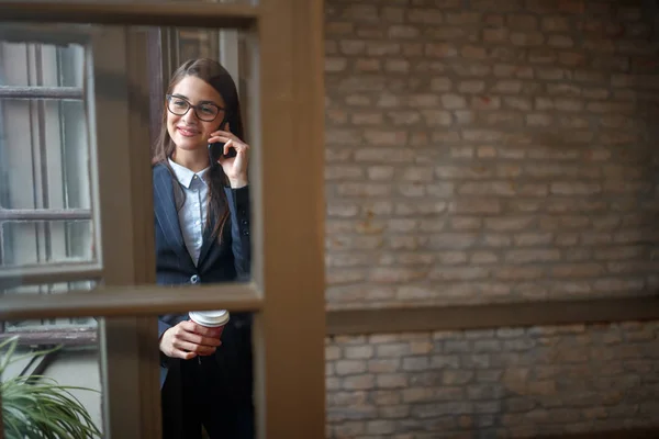 Mujer Agradable Conversación Por Teléfono Oficina — Foto de Stock