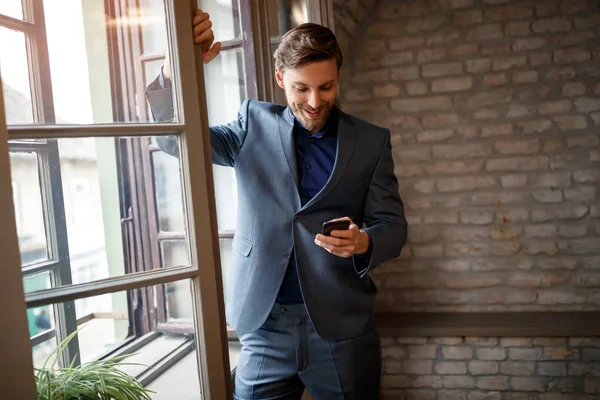 Homem Empresário Escritório Chamando Telefone Celular Seu Companheiro Próximo — Fotografia de Stock