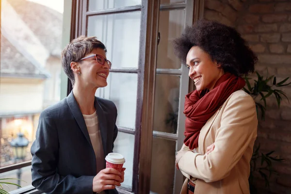 Sonriente Mujer Negocios Colegas Chat Oficina — Foto de Stock