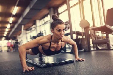 Şınav spor salonunda güzel kadın
