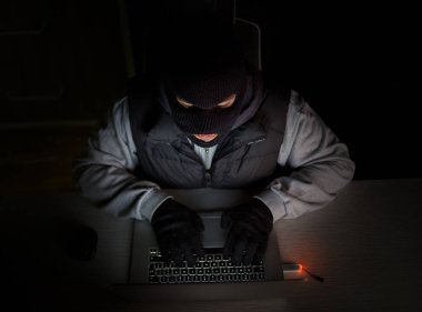 Hacker dizüstü bilgisayarda yazarak yün ile
