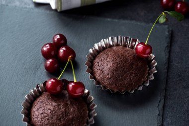 Taze kiraz ile koyu arka plan üzerinde çikolatalı kek