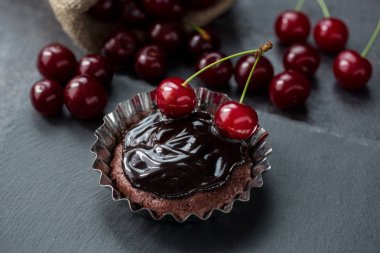 Karanlık eritilmiş çikolata ve kiraz kek