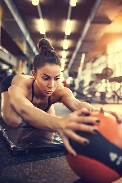 Kobieta Robi Ćwiczenia Piłką Rozciągania Sześć Pack Centrum Fitness — Zdjęcie stockowe