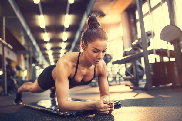 Mujer Buen Estado Pie Posición Tabla Gimnasio —  Fotos de Stock