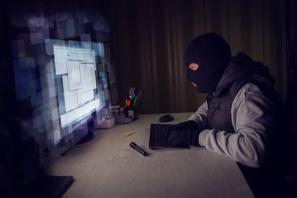 Computer Hacker Stehlen Daten Von Einem Computer — Stockfoto