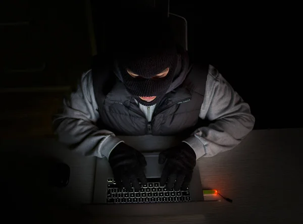 Hacker Kominiarki Pisania Laptopa — Zdjęcie stockowe