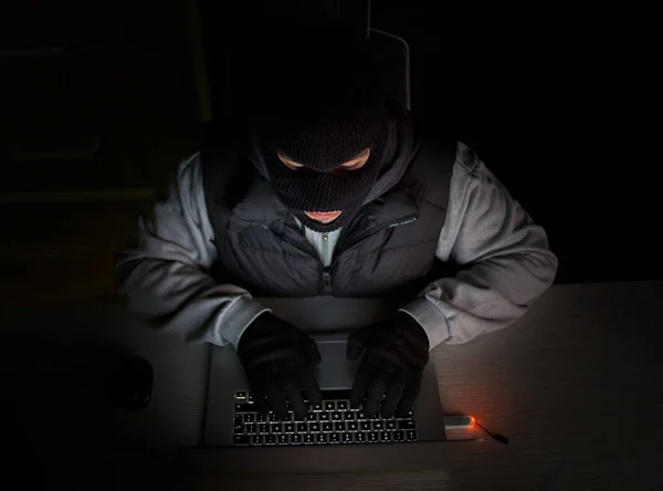 Hacker Mit Sturmhaube Tippt Auf Laptop — Stockfoto