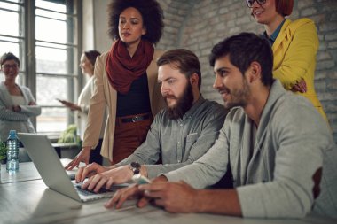 genç web tasarımcıları birlikte beyin fırtınası