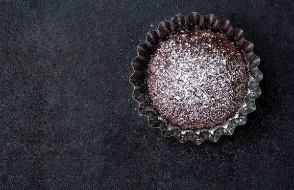 Frisch Gebackener Schokoladenmuffin Mit Puderzucker — Stockfoto