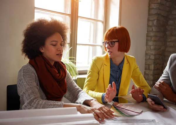 Mujer Negocios Discutiendo Sobre Reunión Negocios — Foto de Stock