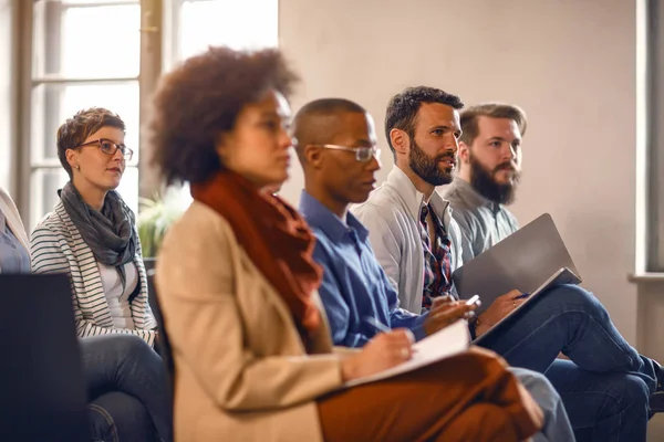 Groupe Multiethnique Personnes Public Sur Réunion Écoute Conférencier — Photo