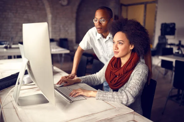 Trabajadora Con Supervisor Masculino Negocio Computadora Moderna — Foto de Stock