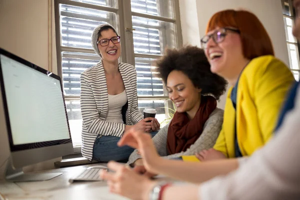 Mulheres Jovens Sorridentes Escritório Trabalhando Computador Conjunto — Fotografia de Stock