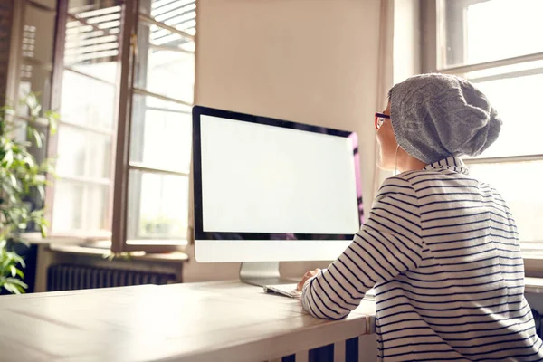 Genç Kadının Tek Başına Office Bilgisayarda Çalışan Arkadan Görünüm — Stok fotoğraf