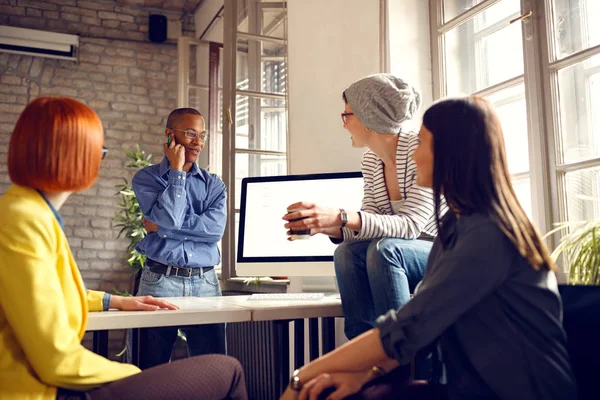 Jóvenes Empleados Oficina Hablando — Foto de Stock