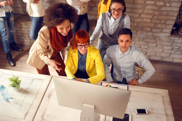 Grupo Jóvenes Mirando Pantalla Ordenadores Oficina — Foto de Stock