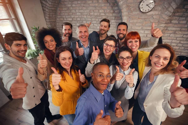 Uśmiechający Się Zespół Biznes Sukces Dając Kciuk — Zdjęcie stockowe