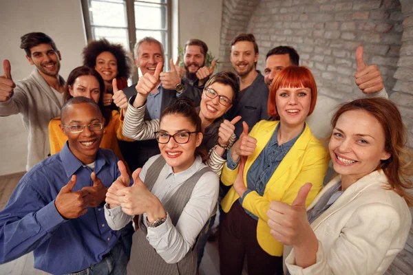 Группа Бизнесменов Деловых Женщин Демонстрирует Большой Палец Знак Успеха Бизнес — стоковое фото