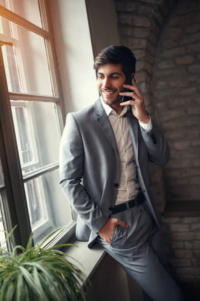 Retrato Empresário Freelance Terno Com Trabalho Smartphone — Fotografia de Stock