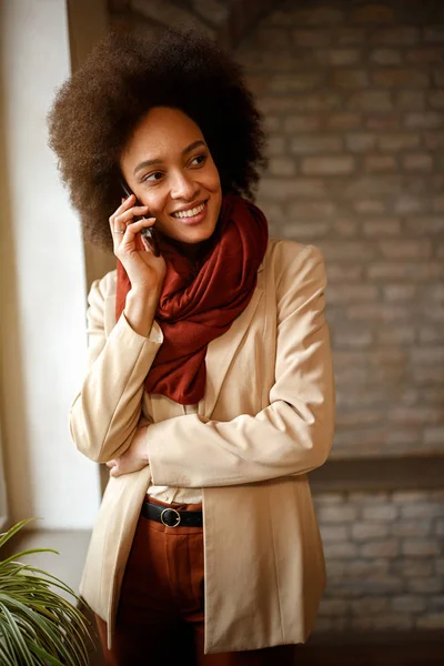 Genç Afro Amerikan Kız Ofiste Cep Telefonuyla Konuşuyor — Stok fotoğraf