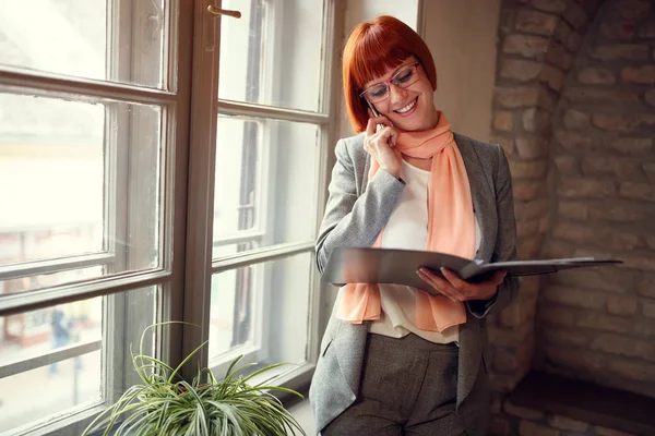 Zakelijke Vrouwelijke Werkt Gesprekken Mobiele Telefoon Met Zakenpartner — Stockfoto