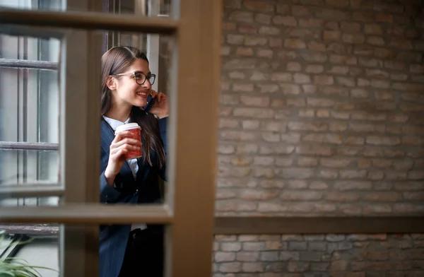 Lächelnde Geschäftsfrau Büro Die Auf Dem Handy Spricht — Stockfoto