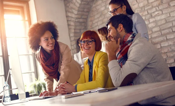 Groep Jonge Mensen Samen Werken Computer Studio Van Mode Ontwerpers — Stockfoto