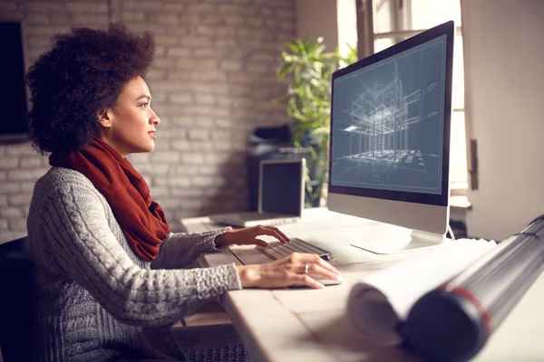 Joven Mujer Trabaja Proyecto Arquitecto Lugar Trabajo —  Fotos de Stock