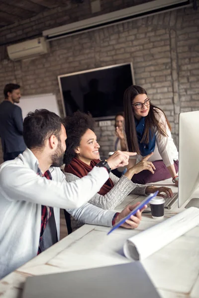 Junge Gruppe Von Architekten Über Brainstorming — Stockfoto