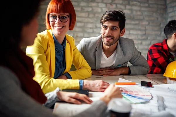 Estudiantes Arquitectos Trabajo Equipo Lluvia Ideas Creativa Reunión — Foto de Stock