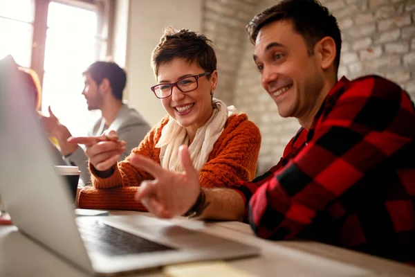 Pessoas Arquiteto Sorrindo Trabalhando Juntos Mesa Computador Escritório — Fotografia de Stock