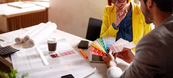 Trabajando Diseño Diseñador Pareja Discutiendo Paleta Colores — Foto de Stock