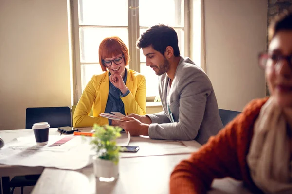 Pareja Diseñadores Profesionales Mirando Muestras Color Mano — Foto de Stock