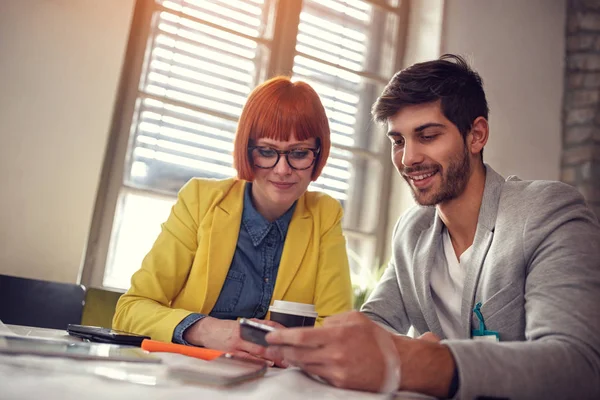 Ontwerpers Die Genieten Van Samen Werken Project — Stockfoto