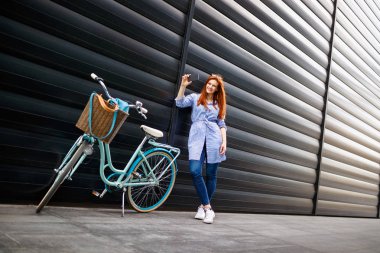 Genç kentsel kadın alarak selfie Bisiklet yakınındaki şehirde