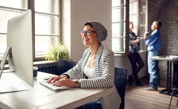 Diseñadora Femenina Trabajando Ordenador Moderno —  Fotos de Stock