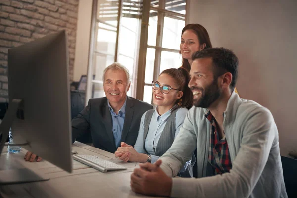 Geschäftsleute Jubeln Computer Büro — Stockfoto