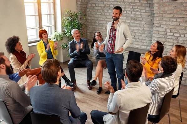 Diskussion Business Group Mitarbeiter Applaudieren Männlichen Kollegen Gruppensitzung — Stockfoto