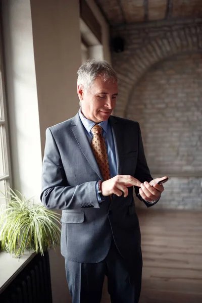Seriös Ledare Affärsman Kostym Med Smartphon — Stockfoto