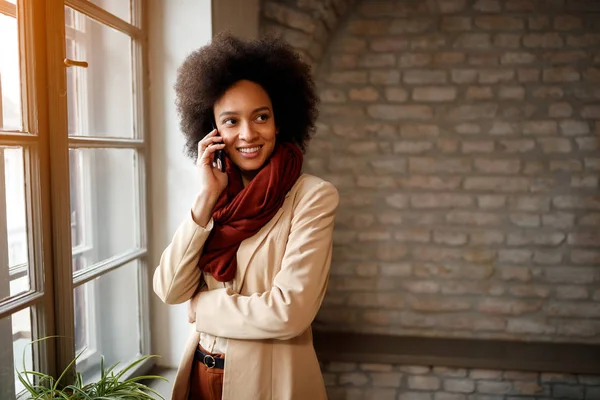 Ładna Dziewczyna Afro Amerykański Rozmowy Telefon Komórkowy — Zdjęcie stockowe