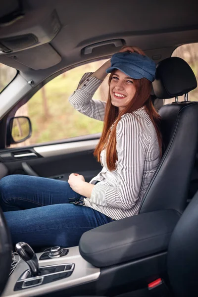 旅で楽しんで 楽しい時を過します 車の中で笑顔の若い女性 — ストック写真