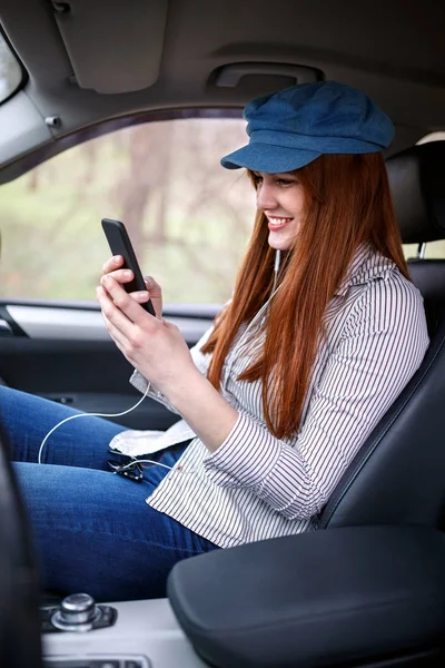 Jonge Vrouwelijke Auto Luisteren Muziek Van Telefoon — Stockfoto