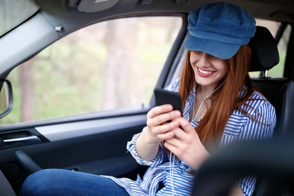 在车里发短信的年轻女人 — 图库照片