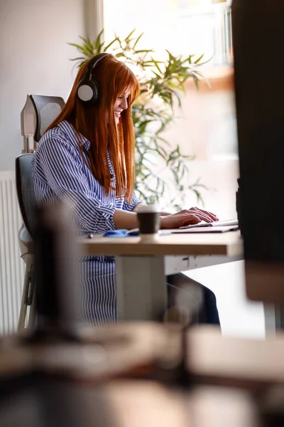 女性平面设计师在现代计算机办公中的工作 — 图库照片