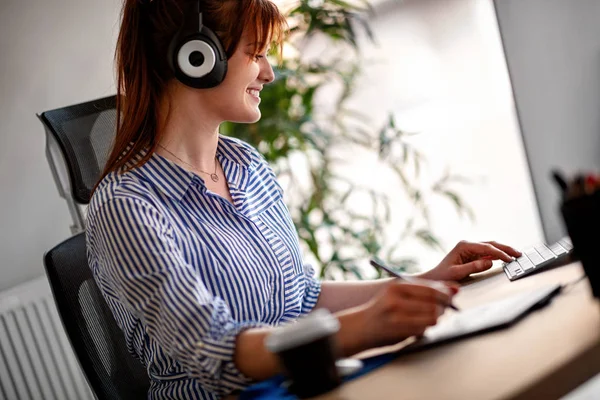 Leende Kvinna Designer Lyssnar Musik Medan Arbetar Med Datorn Office — Stockfoto
