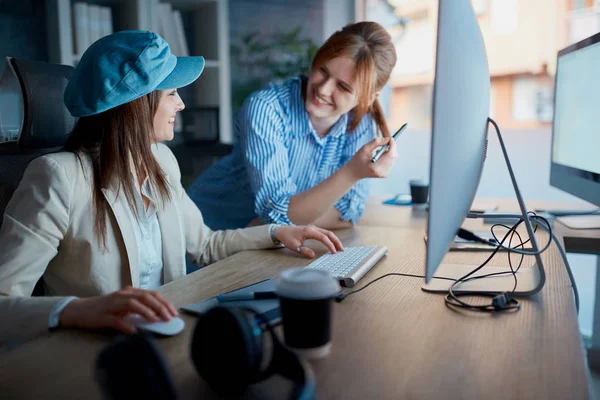 Equipo Jóvenes Empleados Está Discutiendo Proyecto Trabajando Horas Extras Oficina — Foto de Stock